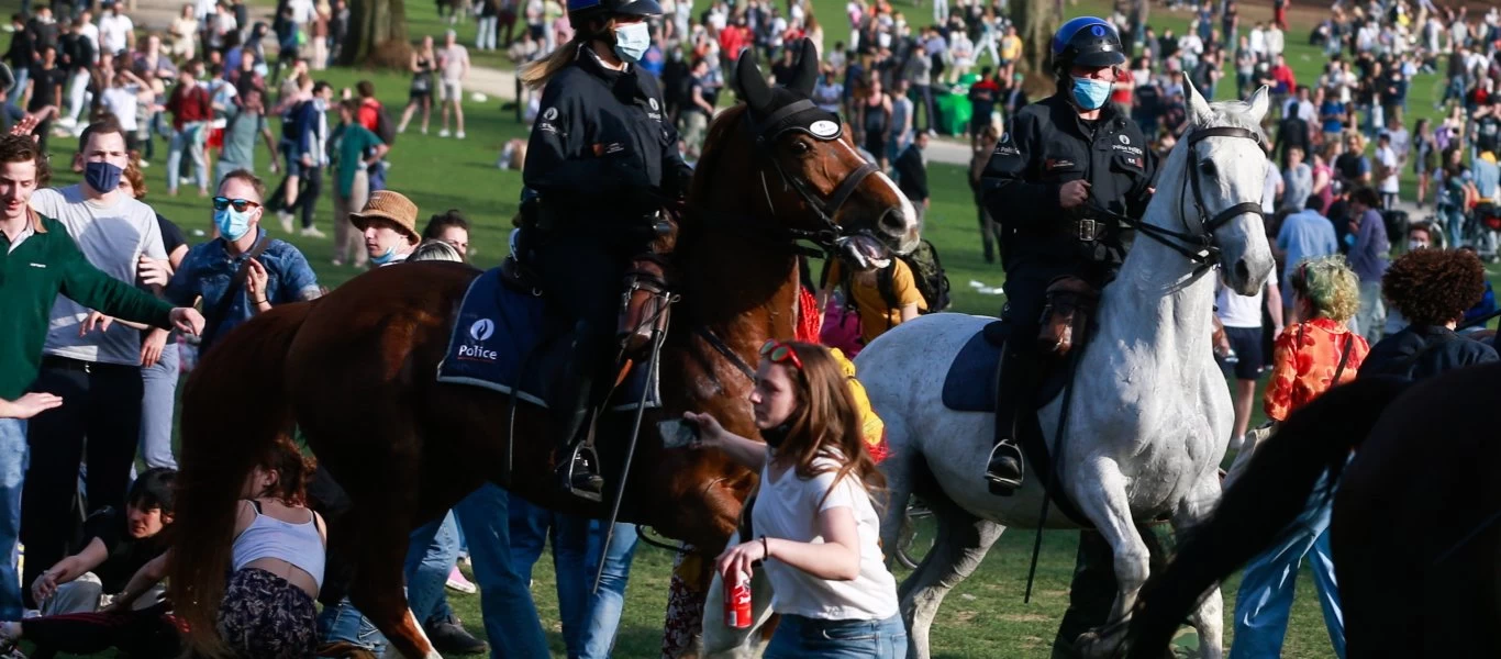 Χάος στο Βέλγιο: Άλογα της αστυνομία παρέσυραν πολίτες που συγκεντρώθηκαν σε πάρκο - Συλλήψεις και τραυματισμοί (βίντεο)